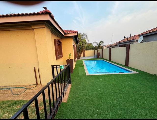 3 BEDROOM TOWNHOUSE FOR SALE IN AERORAND